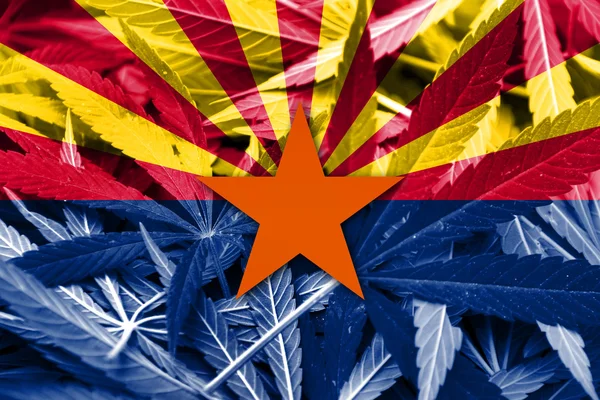 De vlag van Arizona op cannabis achtergrond. Beleid van de drug. Legalisatie van marihuana — Stockfoto