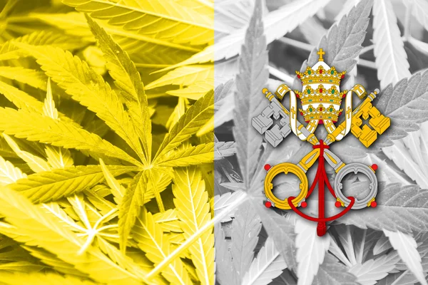 Vatikanische Stadtfahne auf Cannabis-Hintergrund. Drogenpolitik. Legalisierung von Marihuana — Stockfoto