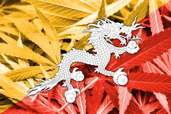 Bandiera del Bhutan su sfondo cannabis. Politica sulle droghe. Legalizzazione della marijuana — Foto Stock