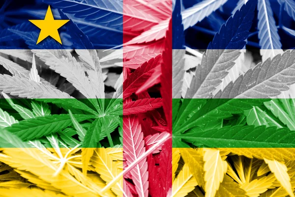 De vlag van de Centraal-Afrikaanse Republiek op cannabis achtergrond. Beleid van de drug. Legalisatie van marihuana — Stockfoto