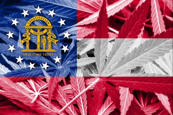 Georgia State Drapeau sur fond de cannabis. Politique sur les drogues. Légalisation de la marijuana — Photo