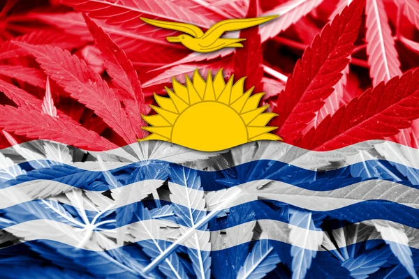 Bandiera Kiribati su sfondo cannabis. Politica sulle droghe. Legalizzazione della marijuana — Foto Stock