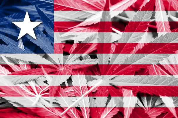 Liberia Drapeau sur fond de cannabis. Politique sur les drogues. Légalisation de la marijuana — Photo