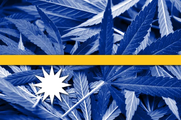 De vlag van Nauru op cannabis achtergrond. Beleid van de drug. Legalisatie van marihuana — Stockfoto