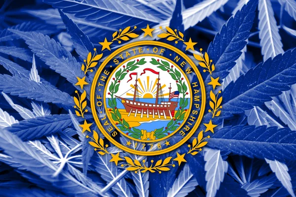 De vlag van New Hampshire op cannabis achtergrond. Beleid van de drug. Legalisatie van marihuana — Stockfoto