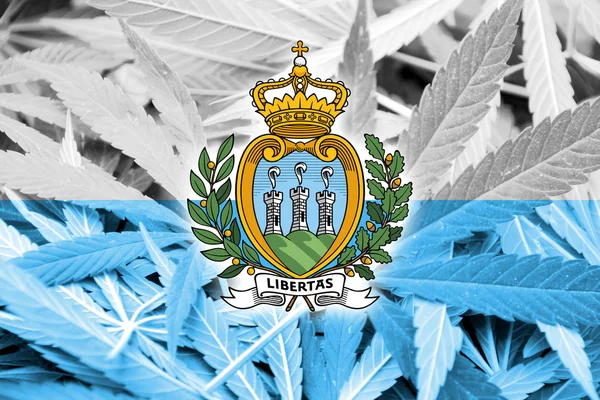 Bandeira de San Marino sobre fundo de cannabis. Política de drogas. Legalização da maconha — Fotografia de Stock