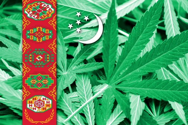 De vlag van Turkmenistan op cannabis achtergrond. Beleid van de drug. Legalisatie van marihuana — Stockfoto