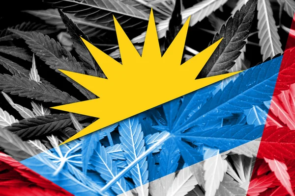Antigua en Barbuda vlag op cannabis achtergrond. Beleid van de drug. Legalisatie van marihuana — Stockfoto