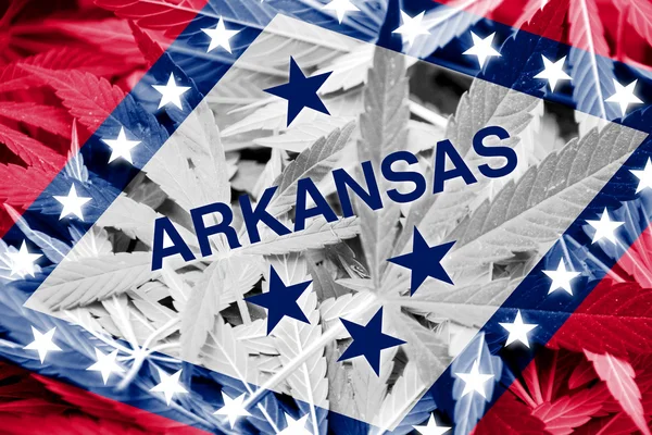 Arkansas státní vlajka v pozadí konopí. Protidrogová politika. Legalizace marihuany — Stock fotografie