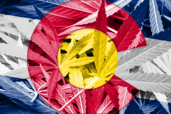 Colorado state flag auf Cannabis-Hintergrund. Drogenpolitik. Legalisierung von Marihuana — Stockfoto