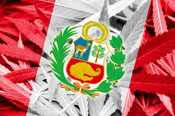 Peru-Flagge auf Cannabis-Hintergrund. Drogenpolitik. Legalisierung von Marihuana — Stockfoto