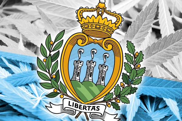 San Marino Flagge auf Cannabis Hintergrund. Drogenpolitik. Legalisierung von Marihuana — Stockfoto