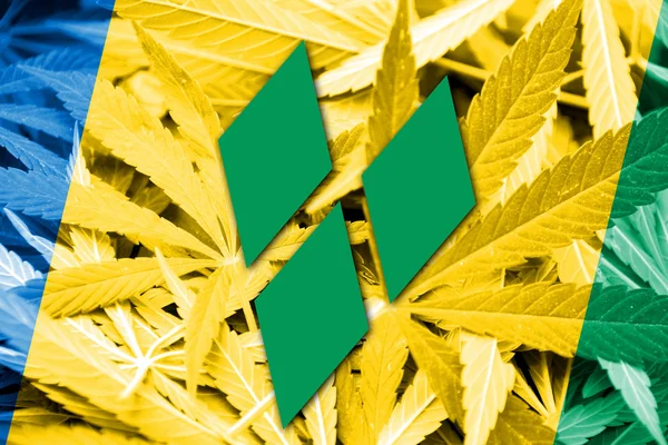 Saint Vincent e Grenadine Bandiera su sfondo cannabis. Politica sulle droghe. Legalizzazione della marijuana — Foto Stock