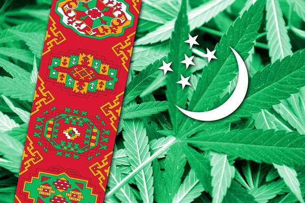 Bandeira do Turquemenistão sobre fundo de cannabis. Política de drogas. Legalização da maconha — Fotografia de Stock