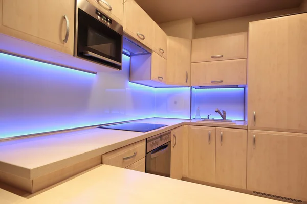 Cuisine moderne de luxe avec éclairage led violet — Photo