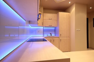 Mor led aydınlatma ile modern lüks mutfak