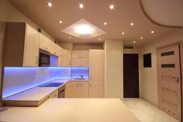 Moderne luxe keuken met purple led verlichting — Stockfoto