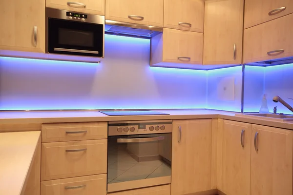 Moderna cucina di lusso con illuminazione a led viola — Foto Stock