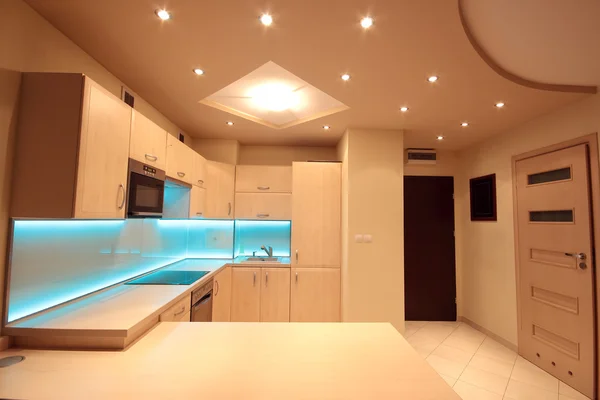 Cozinha moderna de luxo com iluminação led azul — Fotografia de Stock