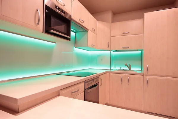 Cozinha moderna de luxo com iluminação led verde — Fotografia de Stock