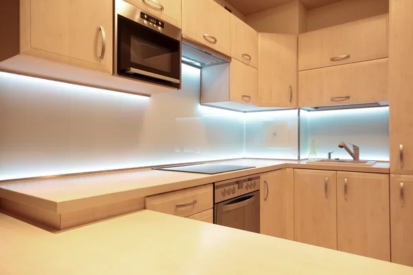 Cozinha moderna de luxo com iluminação led branca — Fotografia de Stock
