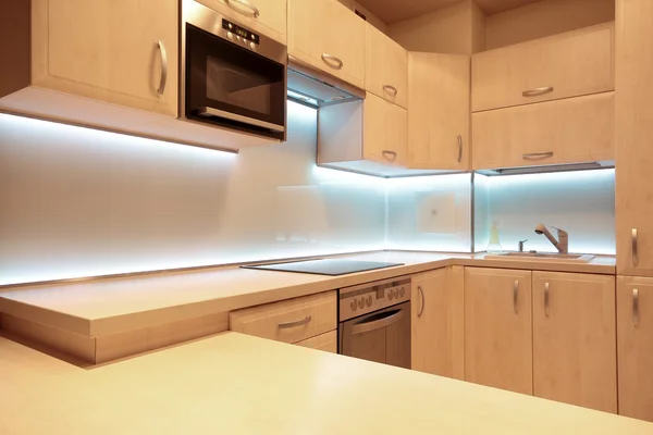 Beyaz led aydınlatma ile modern lüks mutfak