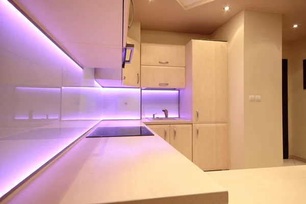 Pembe Led aydınlatma ile modern lüks mutfak — Stok fotoğraf