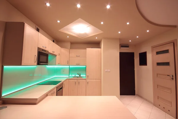 Moderne luxe keuken met groene led verlichting — Stockfoto