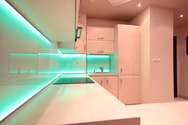 Moderna cucina di lusso con illuminazione a led verde — Foto Stock