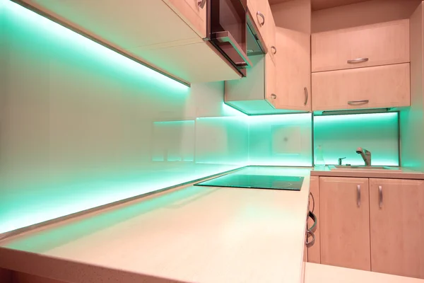 Moderna cucina di lusso con illuminazione a led verde — Foto Stock