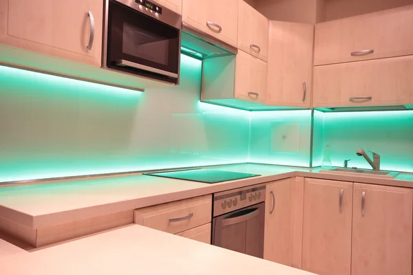 Moderna cocina de lujo con iluminación led verde —  Fotos de Stock