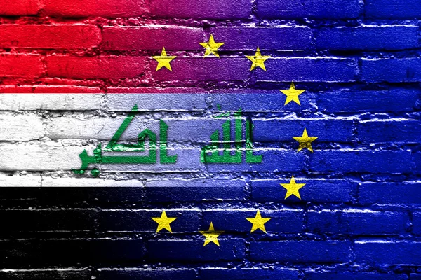 Bandera de la Unión Europea e Irak pintada en la pared de ladrillo — Foto de Stock