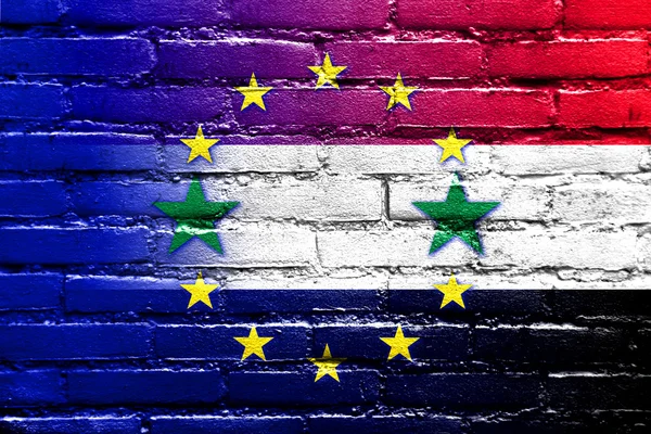 Bandera de la Unión Europea y Siria pintada en la pared de ladrillo — Foto de Stock