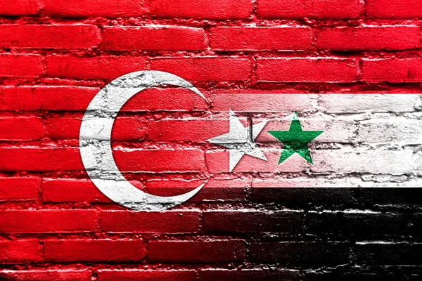 Syrien och Turkiet flaggan målad på tegelvägg — Stockfoto