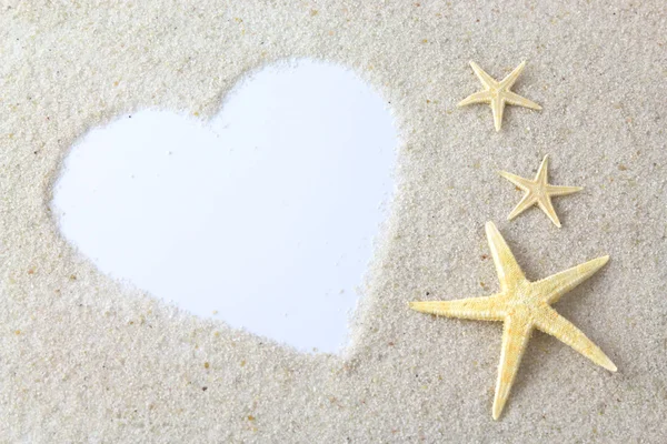 Empty white heart and starfishes on the beach — Stock Photo, Image