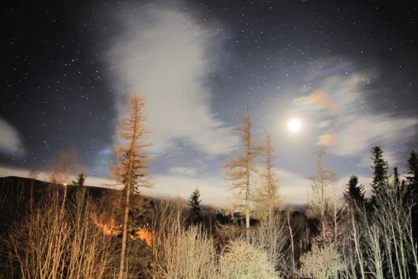 Incroyable ciel nocturne dans les montagnes avec les étoiles, les nuages et la lune — Photo