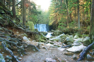 Güzel şelale bir dağ yamacında. Nehir KADEMELI.