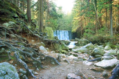 Güzel şelale bir dağ yamacında. Nehir KADEMELI.