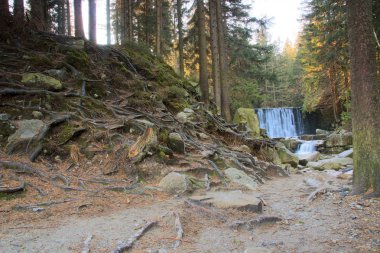 Güzel şelale bir dağ yamacında. Nehir KADEMELI.
