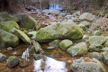 Güzel şelale bir dağ yamacında. Nehir KADEMELI.