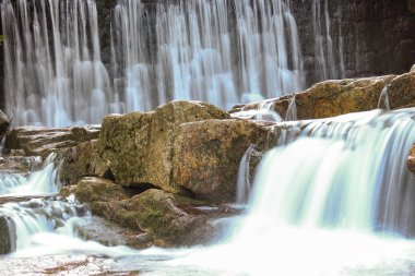Lehçe dağlarda vahşi şelale. Nehir KADEMELI