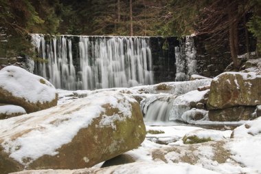 Lehçe dağlarda kış şelale. Nehir ve karla kaplı kaya