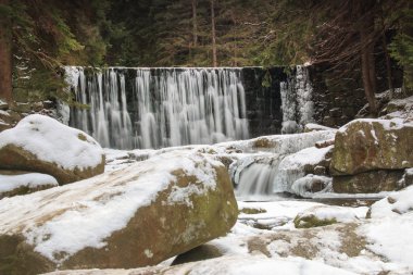 Lehçe dağlarda kış şelale. Nehir ve karla kaplı kaya