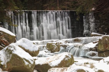 Lehçe dağlarda kış şelale. Nehir ve karla kaplı kaya