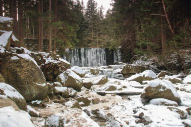 Lehçe dağlarda kış şelale. Nehir ve karla kaplı kaya
