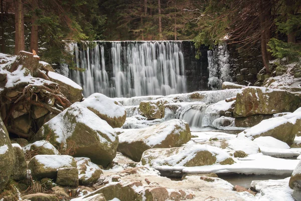 Zimą wodospad w polskie góry. Rzeki i skały pokryte śniegiem — Zdjęcie stockowe