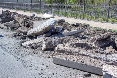 Yol inşaatında yıkılmış kaldırım taşı yığını