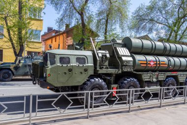 Samara, Rusya - 06 Mayıs 2021: Rus S-400 Triumf (SA-21 Growler) uzun menzilli uçaksavar füze sistemi bir şehir caddesinde duruyor