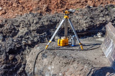 Samara, Rusya - 06 Mayıs 2021: Optik seviye inceleme ekipmanları şantiyedeki bir tripoda monte edilmiştir