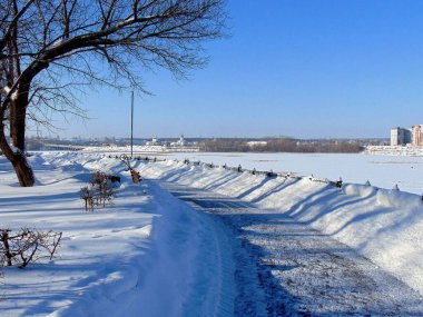 Şehirde dondurucu bir kış günü